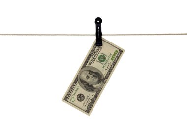 Çamaşır ipindeki 100 dolarlık banknot, kara para aklama, izole edilmiş.
