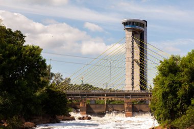 Salto şehrinde kirlenmiş Tiete nehri - Watterfall türbülans parkı