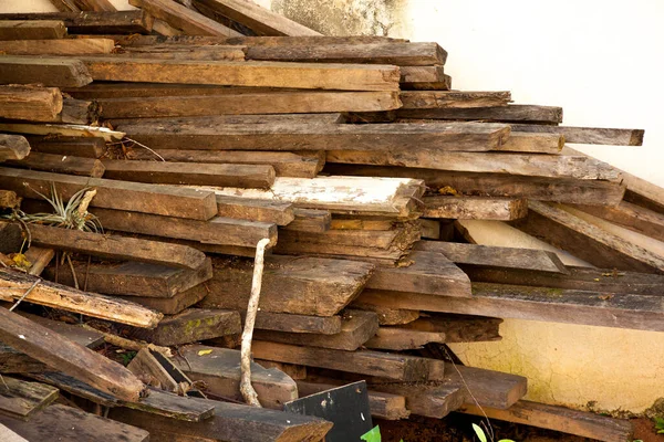 Stary Stos Belki Drewnianej Materiał Budowlany Recykling — Zdjęcie stockowe