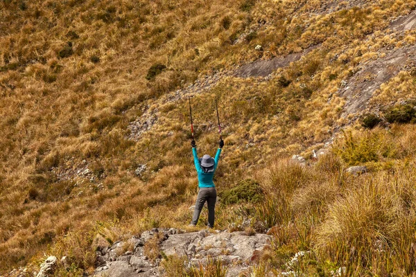 Невизнані Люди Гірському Ландшафті Пішохідний Альпінізм — стокове фото