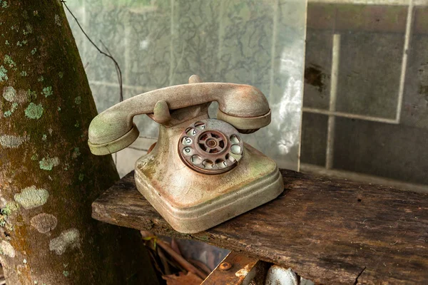 Παλιά Βρωμιά Σπασμένο Εγκαταλελειμμένο Τηλέφωνο Δίσκων Καμία Επικοινωνία Offline Σκουριασμένο — Φωτογραφία Αρχείου