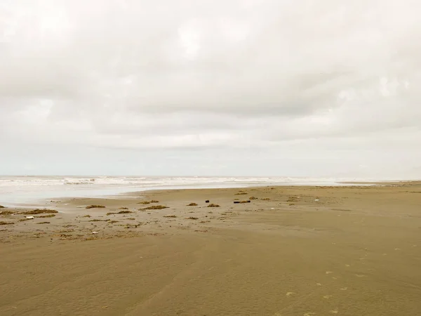 Praia Vazia Com Céu Nublado — Fotografia de Stock