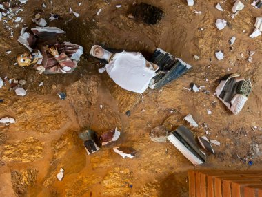 Parçalanmış, alçıdan yapılmış Katolik alçı heykeller.