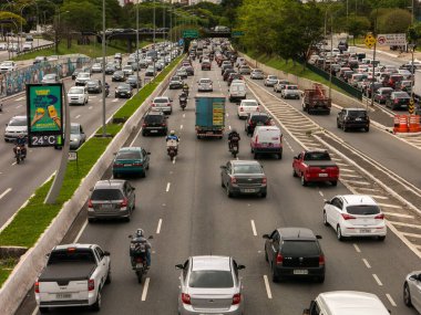 SAO PAULO, BRAZIL - OCT 04, 2018 - 23 de Maio ve Pedro Alvares Cabral caddelerinde trafik bulutlu bir günde Ibirapuera parkının önünde