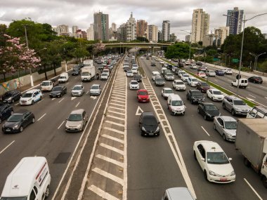 SAO PAULO, BRAZIL - OCT 04, 2018 - 23 de Maio ve Pedro Alvares Cabral caddelerinde trafik bulutlu bir günde Ibirapuera parkının önünde