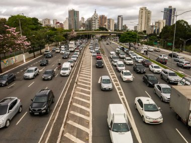 SAO PAULO, BRAZIL - OCT 04, 2018 - 23 de Maio ve Pedro Alvares Cabral caddelerinde trafik bulutlu bir günde Ibirapuera parkının önünde