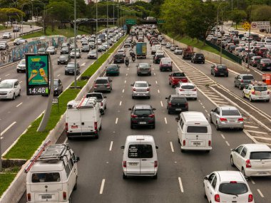 SAO PAULO, BRAZIL - OCT 04, 2018 - 23 de Maio ve Pedro Alvares Cabral caddelerinde trafik bulutlu bir günde Ibirapuera parkının önünde