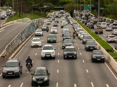 SAO PAULO, BRAZIL - OCT 04, 2018 - 23 de Maio ve Pedro Alvares Cabral caddelerinde trafik bulutlu bir günde Ibirapuera parkının önünde
