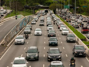 SAO PAULO, BRAZIL - OCT 04, 2018 - 23 de Maio ve Pedro Alvares Cabral caddelerinde trafik bulutlu bir günde Ibirapuera parkının önünde
