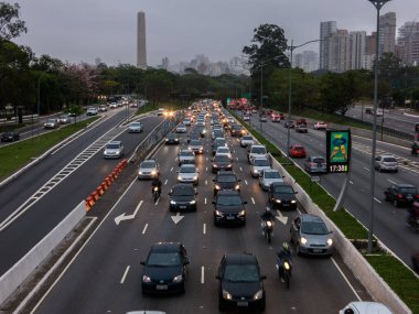 SAO PAULO, BRAZIL - OCT 04, 2018 - 23 de Maio ve Pedro Alvares Cabral caddelerinde araba trafiği öğle vakti bulutlu bir günde Ibirapuera parkının önünde