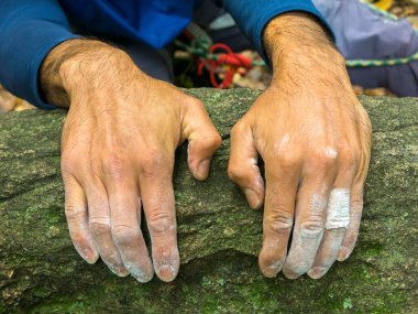 Kaya tırmanışçısının eli, tırmanma detaylarını tutuyor.