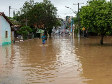 CAPIVARI, BRAZIL - JAN 06, 2019 - Sel basmış caddeleri geçen insanlar - Capivari nehri taşkını- Sao Paulo - Brezilya