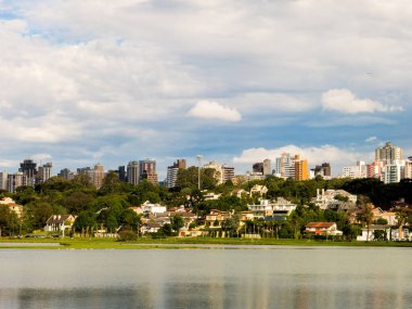 Curitiba 'daki Barigui Parkı' nda evler ve göl - Parana - Brezilya