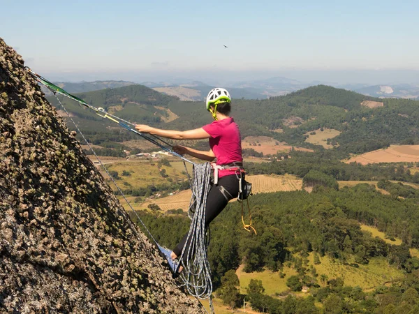 Donna Arrampicatrice Una Roccia Ripida Con Bellissimo Paesaggio Sullo Sfondo — Foto Stock