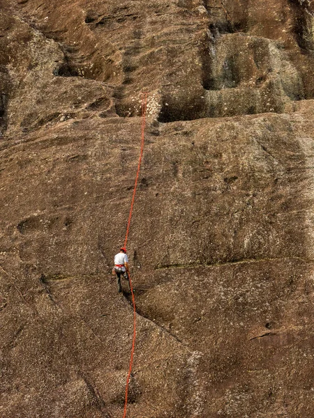 Mensen Abseilen Een Steile Rotswand — Stockfoto
