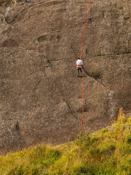 Menschen Seilen Sich Von Einer Steilen Felswand — Stockfoto
