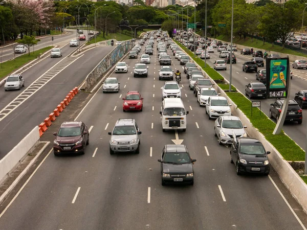 Sao Paulo Brazil 2018年10月04日 曇りの日にIbirapuera公園の前の23 MaioとPedro Alvares Cabral通りでの車の交通 — ストック写真