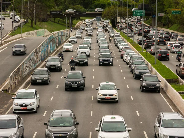 Sao Paulo Brazil 2018年10月04日 曇りの日にIbirapuera公園の前の23 MaioとPedro Alvares Cabral通りでの車の交通 — ストック写真