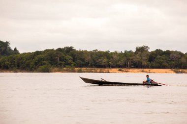 Amazon Nehri 'nde tekne süren çocuk