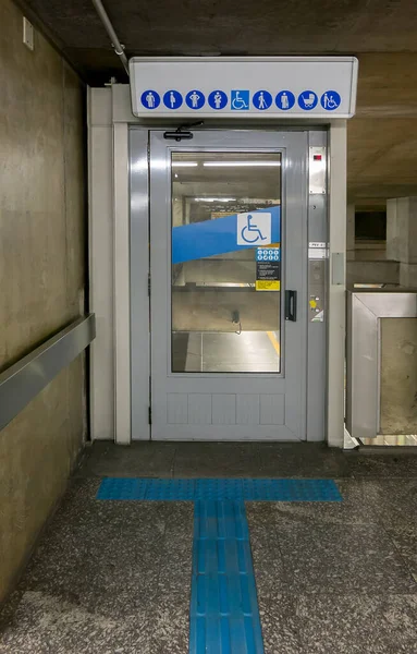 巴西地铁站的残疾人电梯 — 图库照片