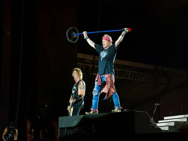 CURITIBA, BRAZIL - 17 Kasım 2016 - Duff McKagan ve Axl Rose in Guns N Roses konseri - bu hayatta değil