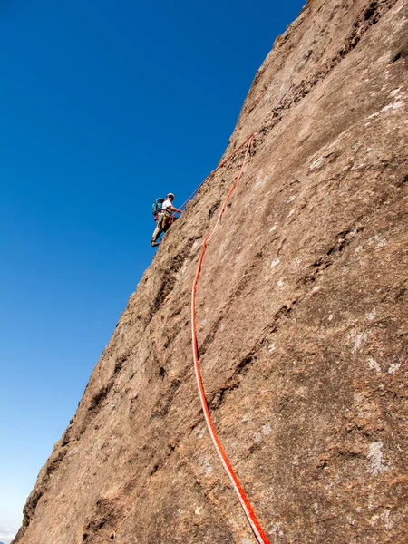 Kletterer Klettert Brasilien Eine Abschüssige Felswand Hinauf — Stockfoto