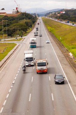 SAO PAULO, BRAZIL - 20 HAZİRAN 2016 - BR-374 karayolunda gün ışığında farları açık araçlar Brezilya 'nın yeni geçiş yasalarına uyarak