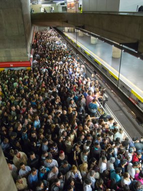SAO PAULO, BRAZIL - 22 Mayıs 2013 - Kalabalık Brezilya metro istasyonu - Se istasyonu
