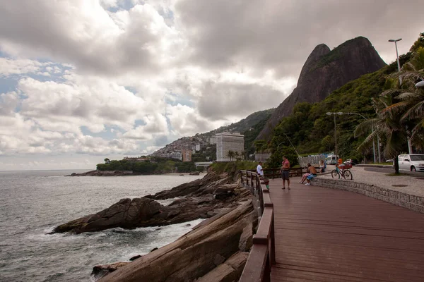 Leblon Beatch Deck Rio Janeiro Com Dois Irmãos Montanhas Fundo — Fotografia de Stock
