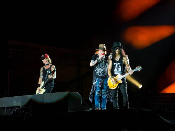 CURITIBA, BRAZIL - 17 Kasım 2016 - Duff McKagan Axl Rose ve Slash in Guns N Roses konserinde
