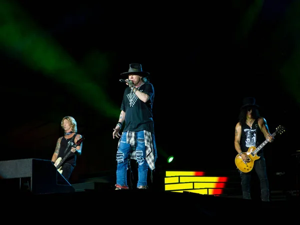 CURITIBA, BRAZIL - 17 Kasım 2016 - Duff McKagan Axl Rose ve Slash in Guns N Roses konserinde