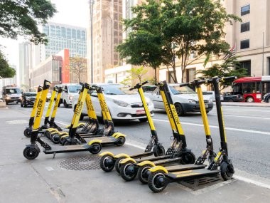 Paulo Paulista kaldırımında kiralık sarı scooterlar Paulista Bulvarı