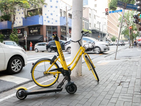 Paulo Paulista Street Paulista Aorway 집세를 노란색 스쿠터와 자전거 — 스톡 사진