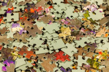 Parçalanmış yapboz renkli parçalar