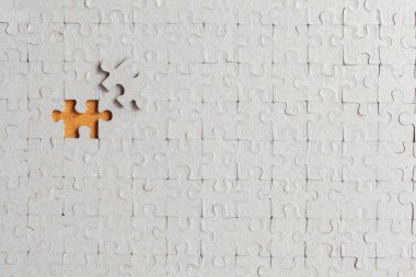 Parçalanmış bulmaca son parçanın birleştirilmesini bekliyor - tam dolgu