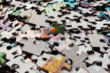 Parçalanmış yapboz renkli parçalar