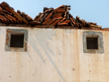 Pareidolia yüzlü ev duvarı ve pencereler