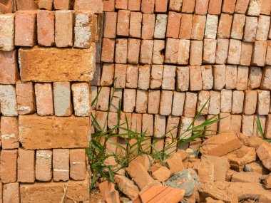 Yeniden kullanım için istiflenmiş kil tuğla