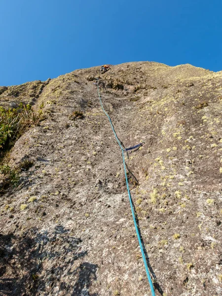 Bergsteiger Einer Felswand Aus Der Vogelperspektive — Stockfoto