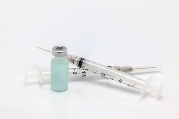 Frasco Aislado Vacuna Plástica Con Líquido Coloreado Dos Jeringas Vacías — Foto de Stock