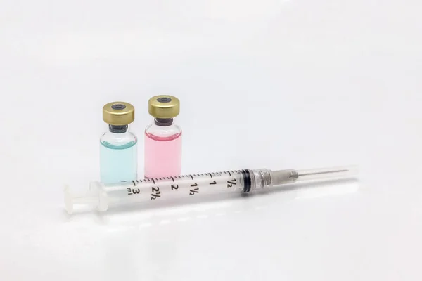 Farklı Renklerde Iki Farklı Aşı Şişesi Boş Bir Şırınga — Stok fotoğraf