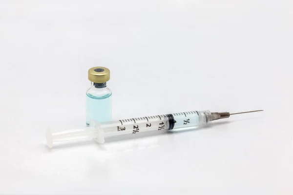 Frasco Vacuna Vidrio Aislado Con Líquido Color Una Jeringa Líquida — Foto de Stock