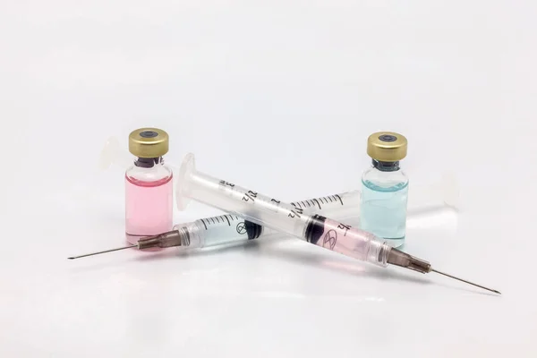 Két Különböző Izolált Üveg Vakcina Palack Különböző Színű Folyadékkal Két — Stock Fotó
