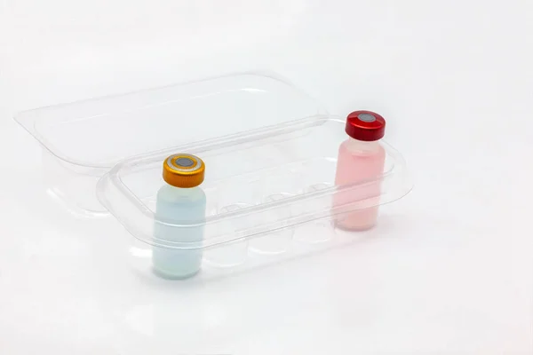 Dos Botellas Vacuna Diferentes Colores Dentro Una Caja Plástico Translúcido — Foto de Stock