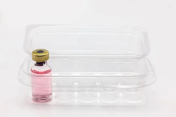 Одна Стеклянная Бутылка Вакцины Открытой Прозрачной Пластиковой Коробке Бутылок Вакцины — стоковое фото