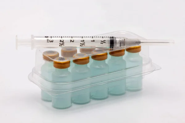 Kapalı Şeffaf Plastik Kutunun Içinde Aşı Şişesi Bir Şırınga — Stok fotoğraf