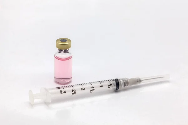 Frasco Vacuna Vidrio Aislado Con Líquido Coloreado Jeringa Vacía — Foto de Stock