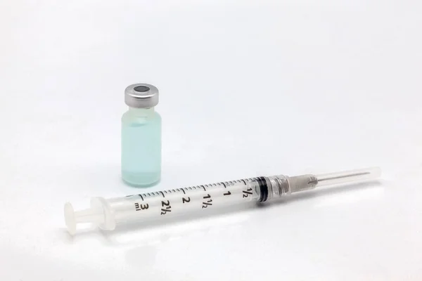 带彩色液体和空注射器的分离塑料疫苗瓶 — 图库照片