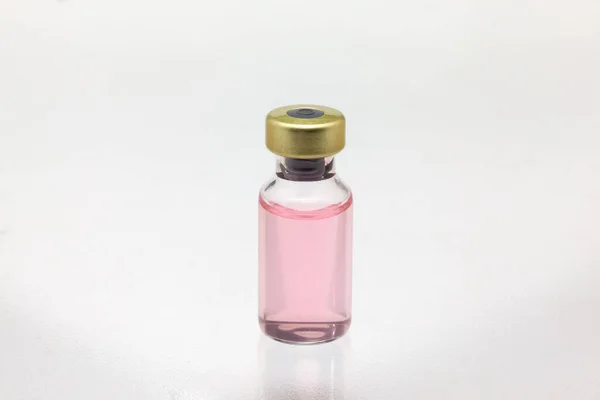 Frasco Vacuna Vidrio Aislado Con Líquido Color Muy Cerca Maqueta — Foto de Stock