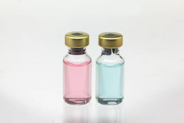 Изолированные Две Стеклянные Бутылки Вакцины Разной Цветной Жидкостью Близко Высокий — стоковое фото